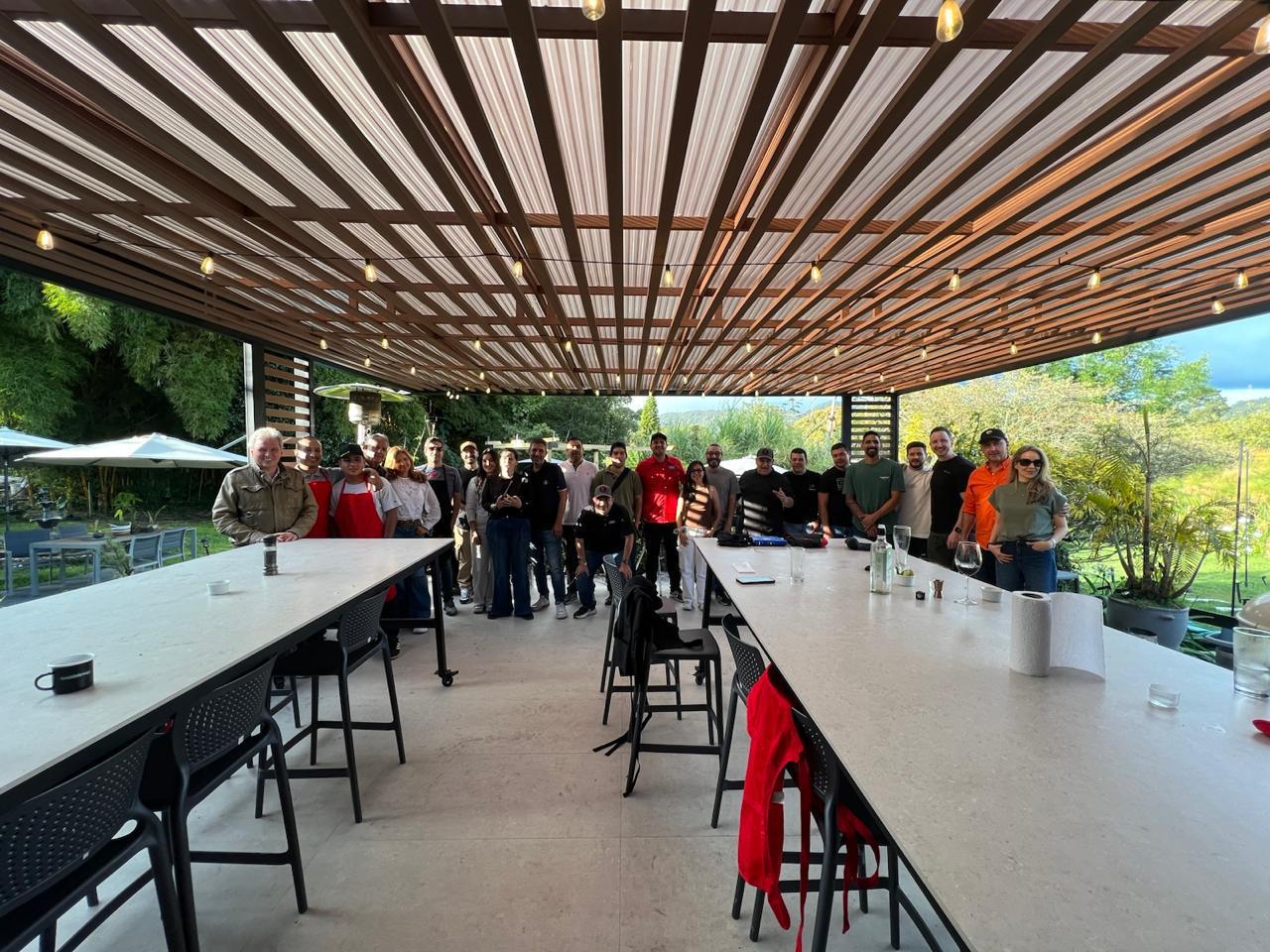 Foto grupal del equipo al final del taller corporativo de parrilla